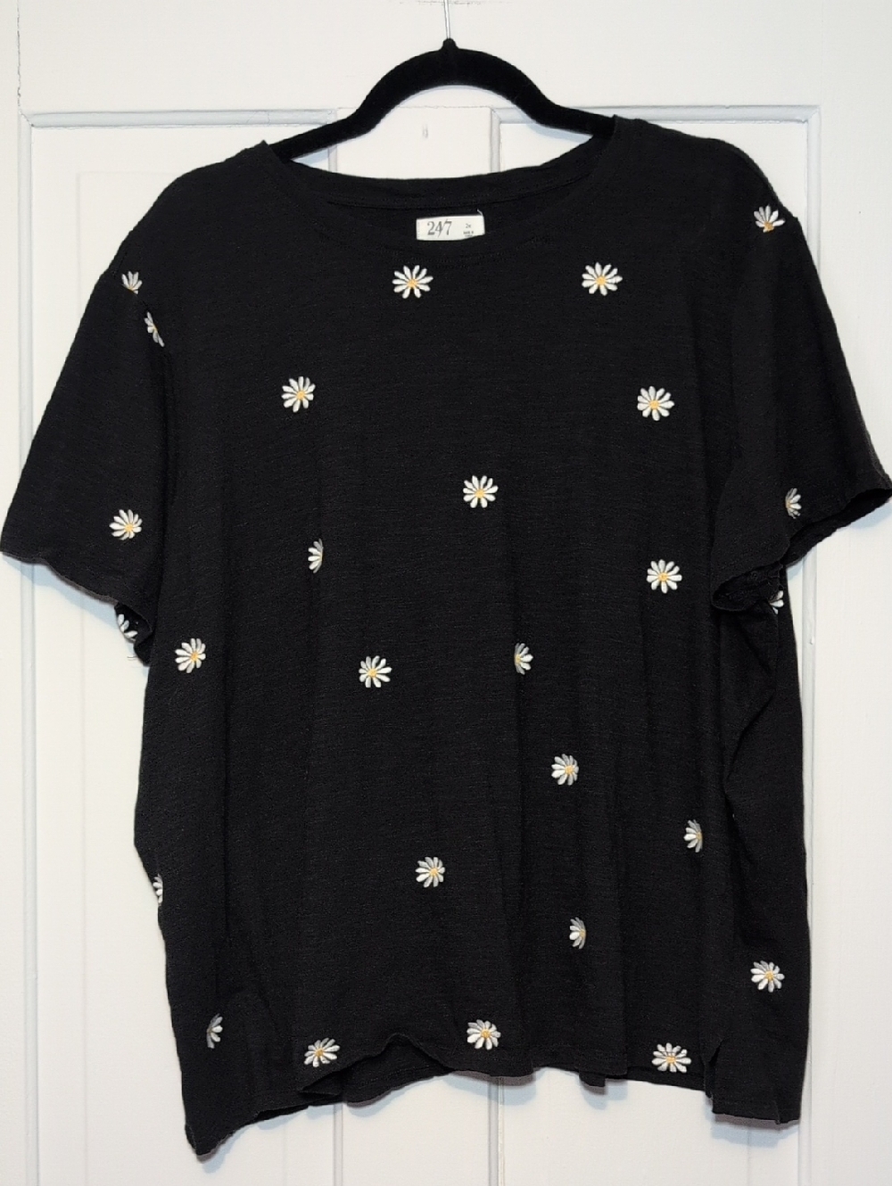 Black Short Sleeve Tee with White Daisy Embroidery